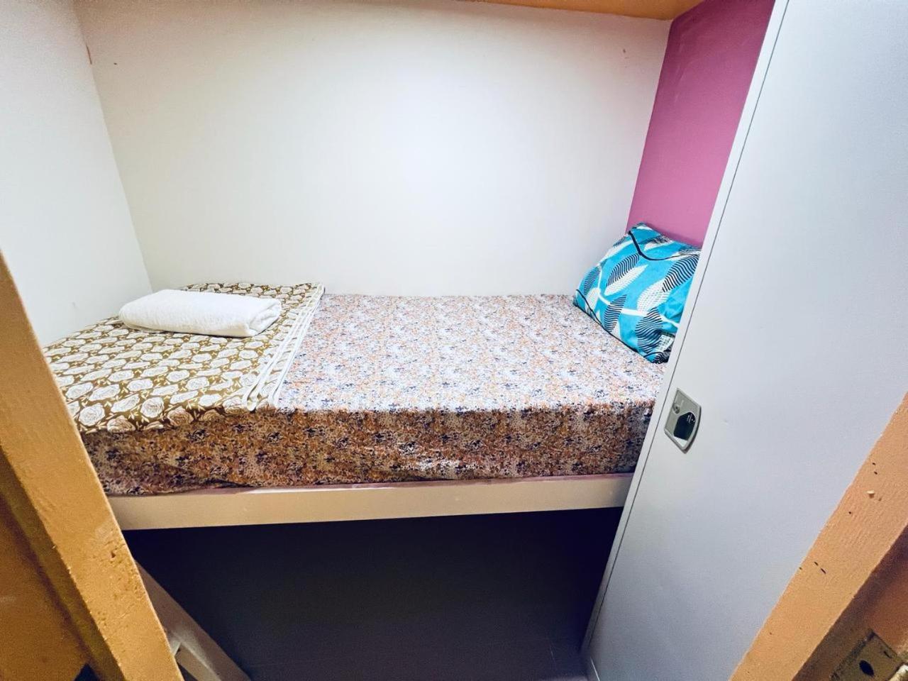 Apartamento Moon Backpackers Burjman Exit 2, Family Partitions, Loft Partitions, Dubái Exterior foto