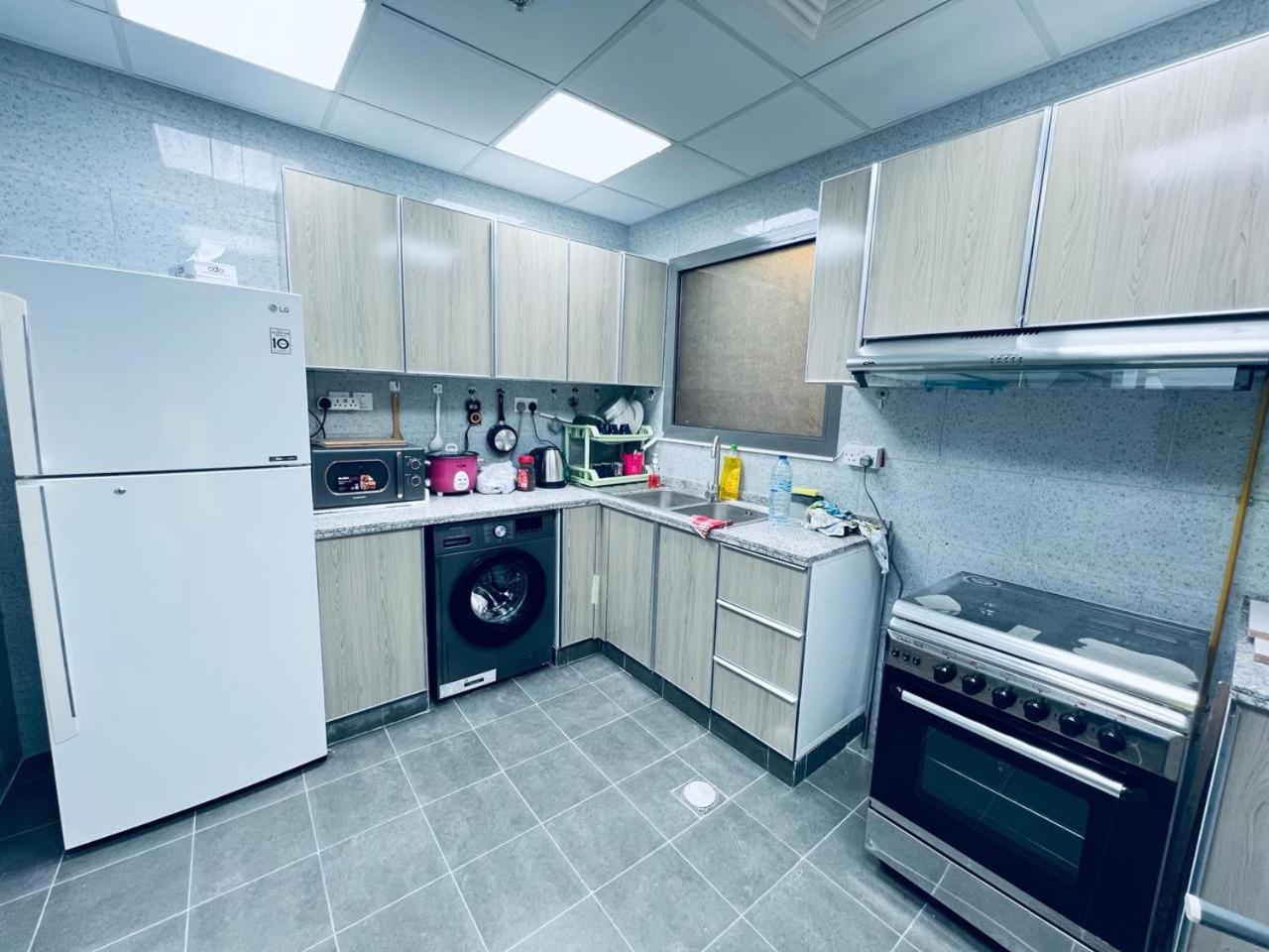 Apartamento Moon Backpackers Burjman Exit 2, Family Partitions, Loft Partitions, Dubái Exterior foto